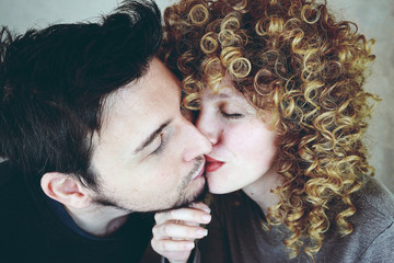 Pareja joven y enamorada mostrándose cariño 