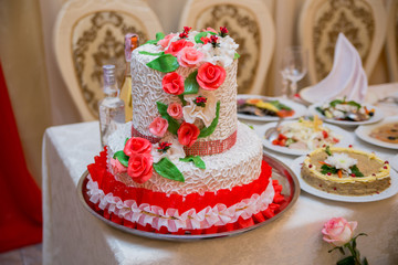 Obraz na płótnie Canvas wedding cake on a festive table in a restaurant