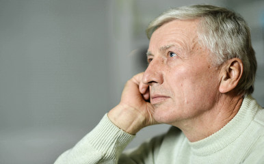 Obraz premium Przemyślany starszy mężczyzna