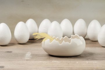 porcelanowa skorupka jaja otoczona przez jajka © iwona666