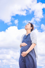 お腹を撫でる妊婦