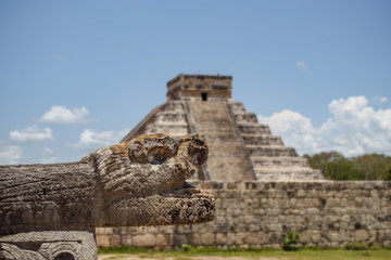 Naklejka premium God feathered serpent mayan kukulkan quetzalcoatl against the backdrop of the pyramid. Chichen Itza. Mexico