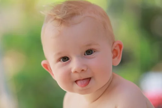 Petit Bebe Garcon Tire La Langue Soleil Ete Nature Jolie Lumiere Stock Photo Adobe Stock Petit Bebe Garcon Tire La Langue Soleil Ete Nature Jolie Lumiere Stock Photo Adobe Stock