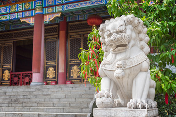 Obraz premium Lion white stone sculpture in a buddhist temple in Chengdu, China