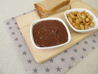 Selbst gemachte salzige Schokoladencreme mit Erdnüssen und Kakao