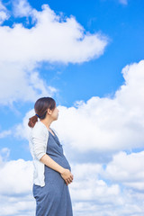 青空　雲　妊婦