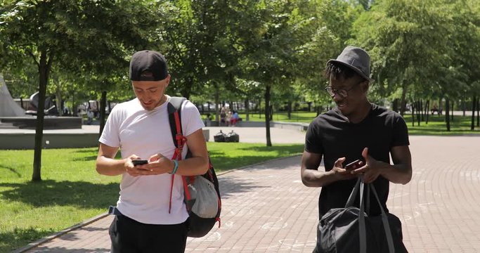 Internet addiction, men friends both concentrated in their smartphones