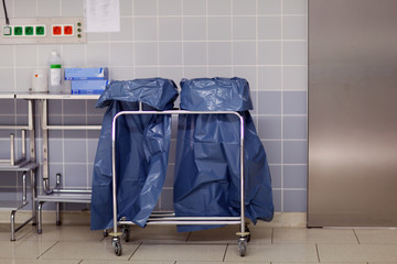 Müllsäcke im Operationssaal