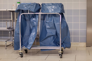 Müllsäcke im Operationssaal