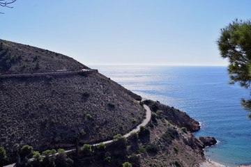 Hermosa vista de la costa mediterránea y la carretera que lleva  arriba de la montaña