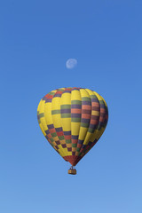 Naklejka premium Balloon and morning moon