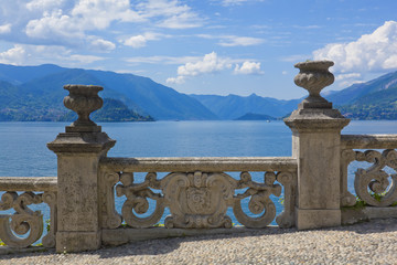 Blick vom Park der Villa Monastero auf den Comer See 