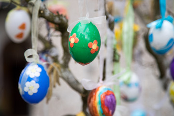 Ostereier hängend auf Osterstrauch, Ostern