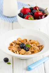 Multi-slag flakes for breakfast with berries and milk, muesli, corn