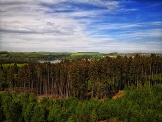 Fototapeta na wymiar landschaftlicher Ausblick vom Aussichtsturm