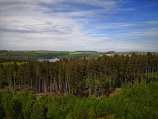 Fototapeta na wymiar landschaftlicher Ausblick vom Aussichtsturm