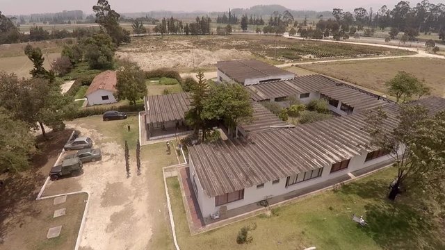 Toma Aerea Empresa en el Campo - 