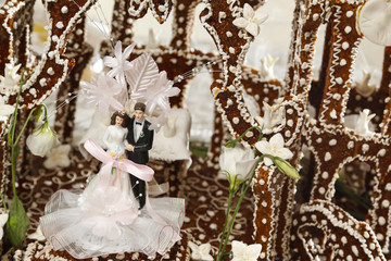 torta di Gateau costruita attorno a due CAKE TOPPER di sposi