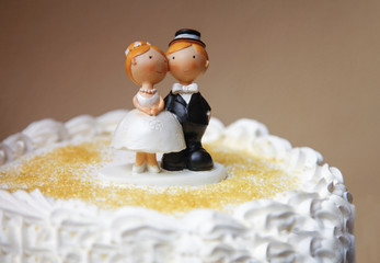 Cake topper sposi simpatico ,  sopra torta nuziale di panna e granella