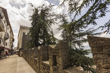 Fototapeta na wymiar Strada del centro storico di San Marino