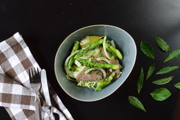 Rindfleischsalat mit gegrilltem Spargel