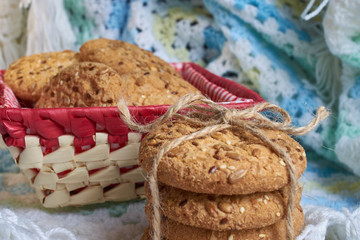 Obraz premium Cookies with sesame and sunflower seeds on plaid. Healthy eating