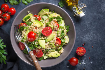 Quinoa salad with spinach, avocado and tomatoes