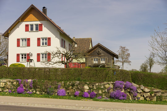 G&auml;stehaus mit Schuppen an einer Stra&szlig;e im Schwarzwald