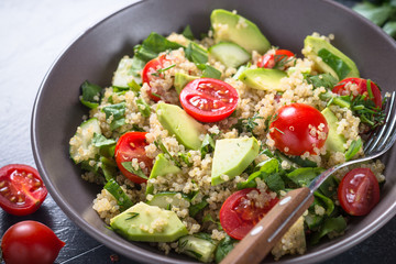 Quinoa salad with spinach, avocado and tomatoes