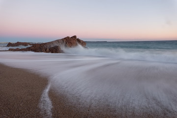 l&rsquo;ecume de mer sur une plage du sud de la france 

