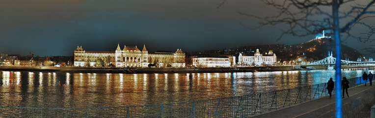 Fototapeta na wymiar Foto Panoramica Città di Budapest Notte