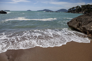 Fototapeta na wymiar onde sulla spiaggia