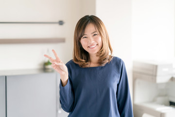 ビジネス・ピースする女性