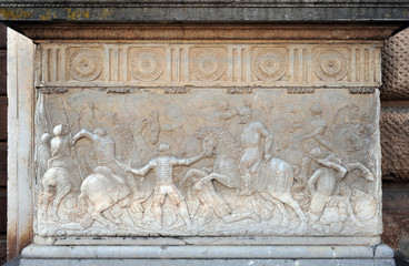 Relieves de batallas, Palacio de Carlos V en la Alhambra de Granada, España © joserpizarro
