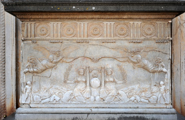 Relieve de la portada principal del Palacio de Carlos V, Alhambra de Granada, España