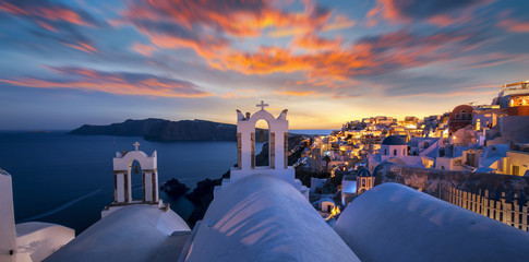 Wunderschöner Sonnenuntergang über Oia Santorini - obrazy, fototapety, plakaty