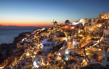 Wunderschöner Sonnenuntergang über Oia Santorini