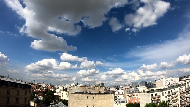 Time-lapse au dessus de la ville de Paris avec prises de vues larges de type fisheye.