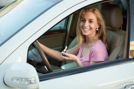 girl lipstick while driving