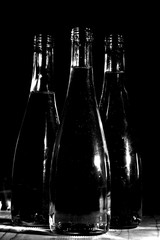 Световая абстракция с бутылками в монохроме