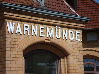 Fototapeta premium Bahnhof Warnemünde, Tor zur Ostsee