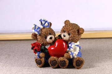 Figurine of two loving bears