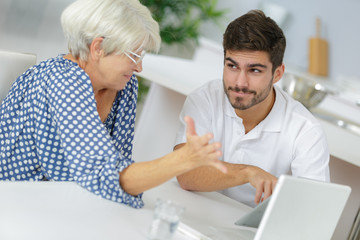 Obraz premium son showing the mother how to use the laptop