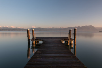 Obraz premium Wschód słońca nad jeziorem