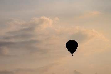 fahrender Ballon im Abendhimmel