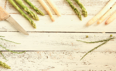 Spargel frisch ernte Tisch kochen Grün Weiß Spargelblüte grüner weißer Spargelsaison