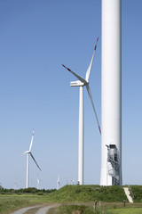 Aufgang und Basis eines Windrads mit Windrädern im Hintergrund