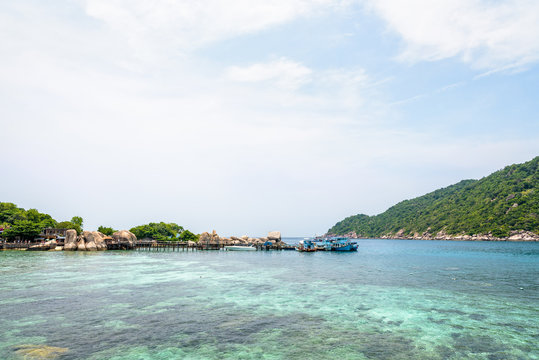 Beautiful natural landscape of sea and sky during summer at the pier for boat trip at Koh Nang Yuan Island is a famous tourist attraction in the Gulf of Thailand, Surat Thani province, Thailand