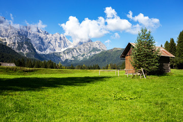 Fototapeta na wymiar small wooden house in the mountains