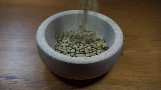 Braune Linsen H&uuml;lsenfr&uuml;chte Holzschale auff&uuml;llen bef&uuml;llen